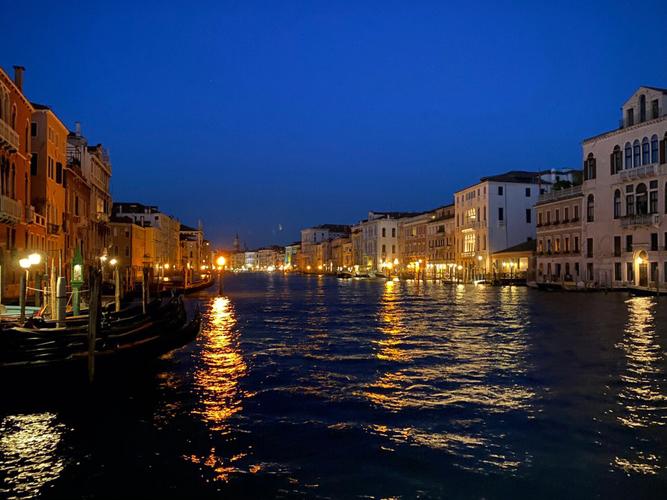 威尼斯之夜特点介绍（威尼斯之夜的景色有什么特点）