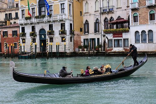 威尼斯坐游艇视频（威尼斯的小艇游览视频）