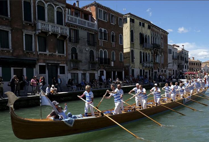 威尼斯的划艇人（威尼斯划船全漆黑色）